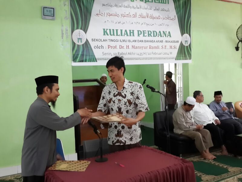 Penandatanganan MoU antara STIBA Makassar dengan Yayasan Kalla di Kuliah Perdana