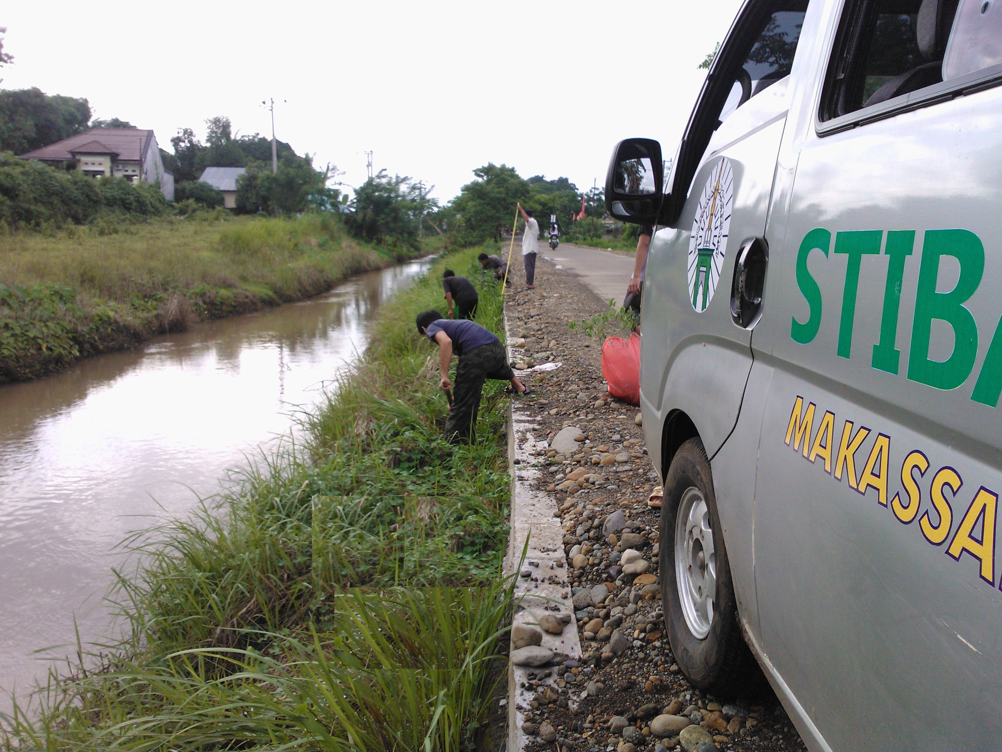 Mahasiswa STIBA Makassar Hijaukan Jalan Inspeksi PAM