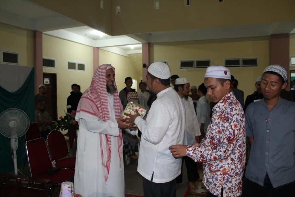 Syaikh Abu Sholeh Serahkan Hadiah kepada Para Pemenang PORSANI IX