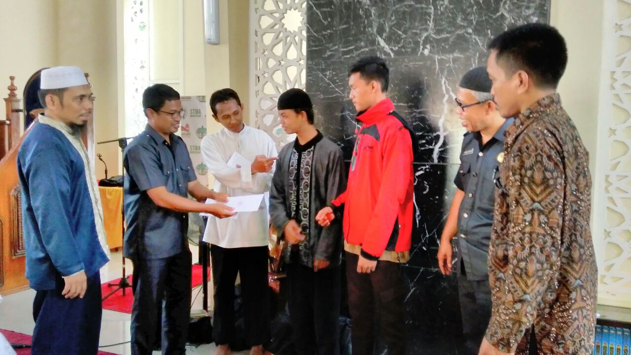 Baznas Enrekang Salurkan Beasiswa kepada Mahasiswa STIBA