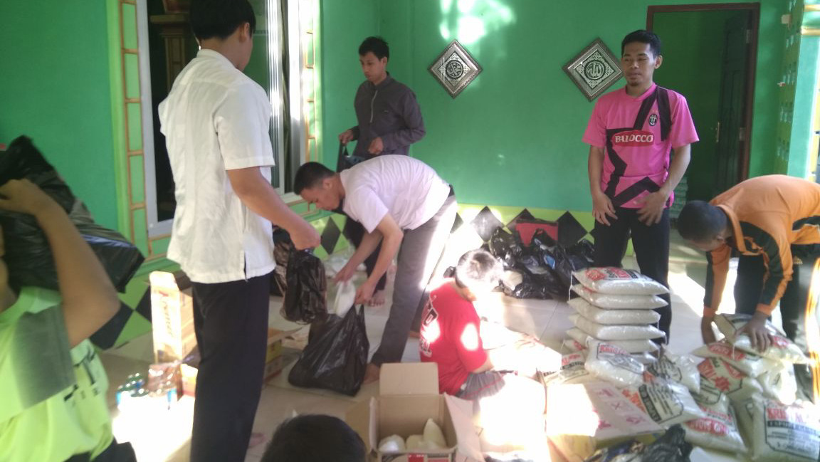 Mahasiswa KKN STIBA di Somba Opu Salurkan 100 Lebih Paket Sembako untuk Dhuafa