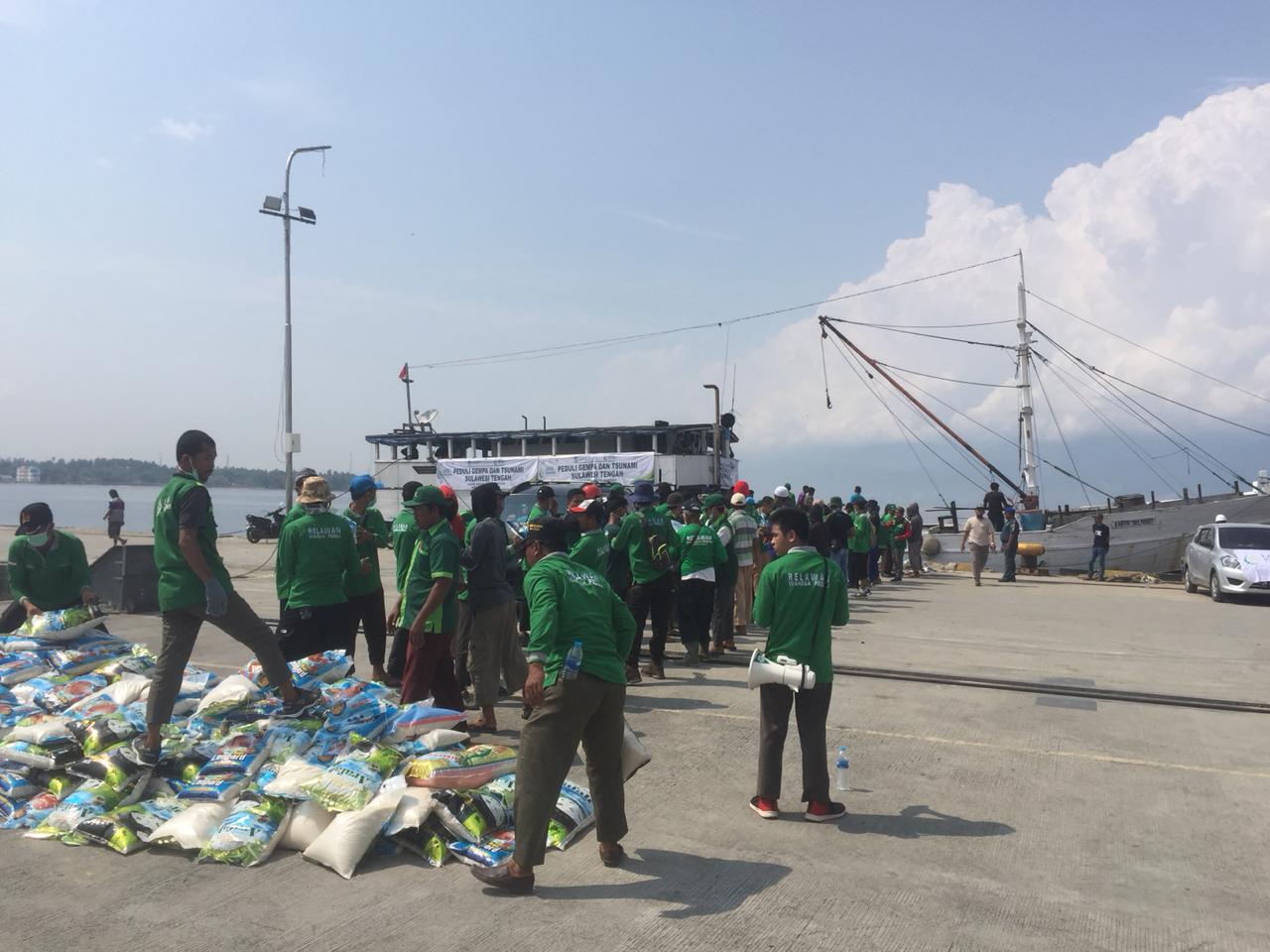 Hari Pertama, Relawan STIBA Turunkan 80 Ton Muatan Kapal Bantuan Kemanusiaan LAZIS Wahdah