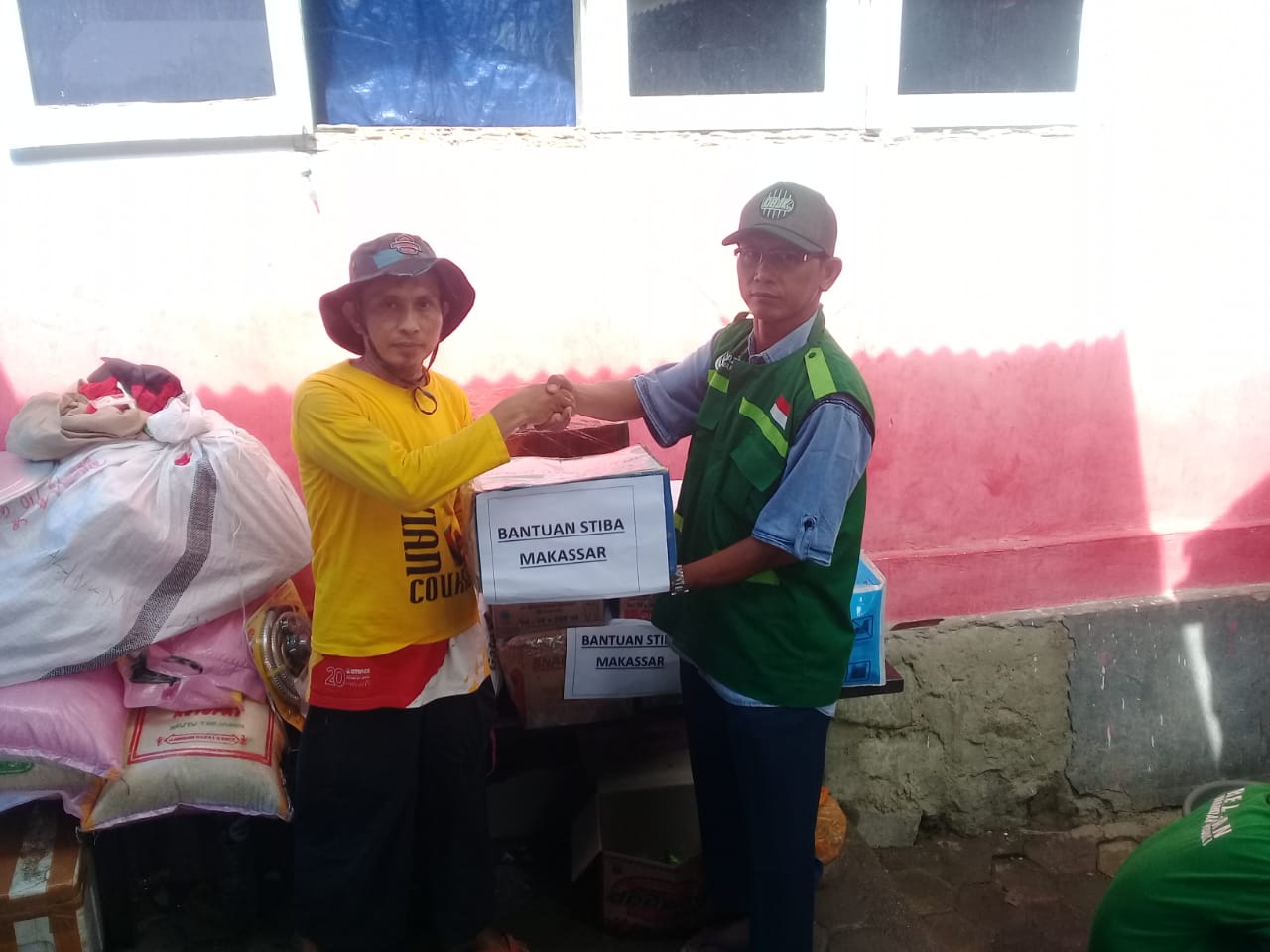 Bantuan 643 paket Ikan Asin dari STIBA Makassar Tiba di Posko Induk Wahdah Peduli