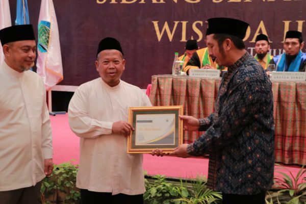 Orasi Ilmiah di Wisuda STIBA, Ustadz Adian Husaini Ungkap Pendidikan Terbaik Menurut UUD