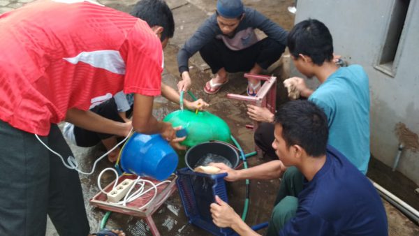 Pasca Banjir, Mahasiswa STIBA Makassar Bantu Bersihkan Rumah Warga