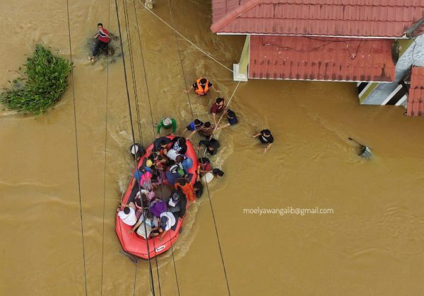 Ratusan Mahasiswa STIBA Evakuasi Masyarakat Terdampak Banjir