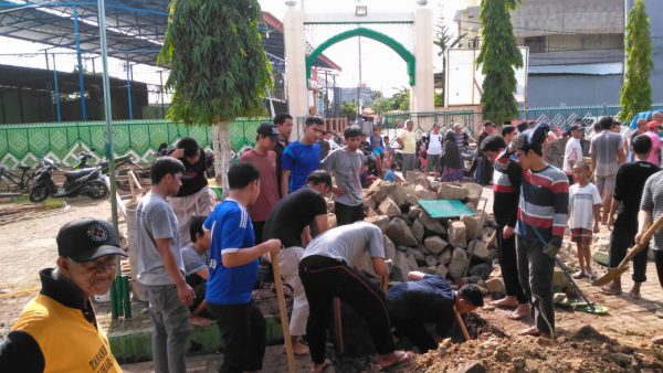 Di Mariso, Mahasiswa KKN STIBA Bantu Pembangunan Masjid
