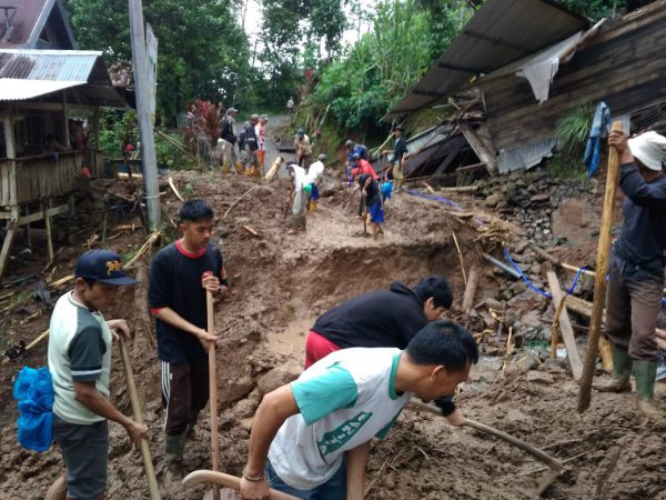 Lokasi Terdampak Longsor, Mahasiswa KKN STIBA di Parigi Bantu Warga Buka Akses Jalan