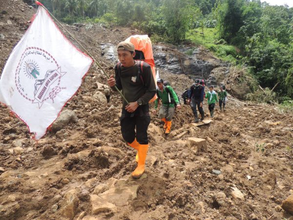 Perjuangan Mapala STIBA Antarkan Logistik ke Lokasi Longsor