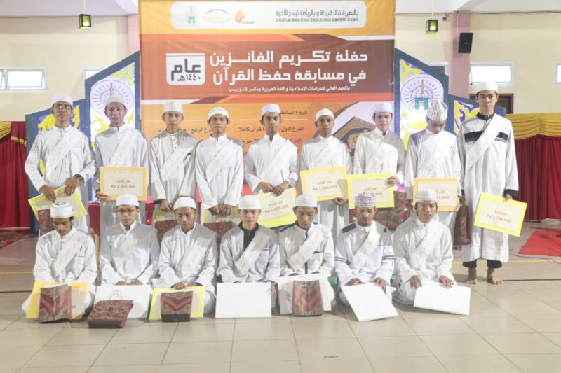 Ulama Asal Saudi Serahkan Hadiah kepada Pemenang MHQ Porsani XIII