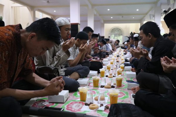 Semarak Buka Puasa Arafah di STIBA Makassar