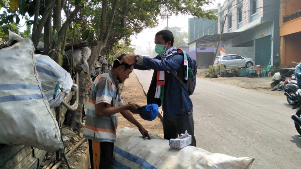 Mahasiswa STIBA Makassar Bagikan Masker kepada Warga Terdampak Asap