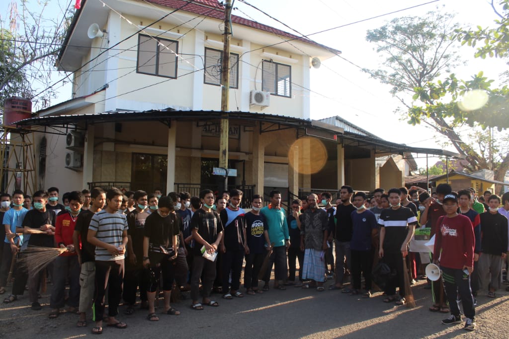 Tunjukkan Kepedulian Lingkungan, Mahasiswa STIBA Bergotong Royong Bersama Warga Bersihkan Kompleks Perumahan
