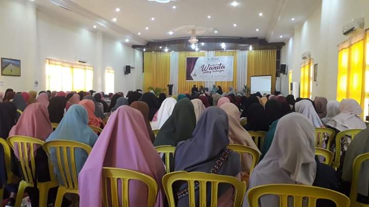 Narasumber Seminar Muslimah, Alumni STIBA Ini Berbagi Kiat Bahagia Dunia Akhirat