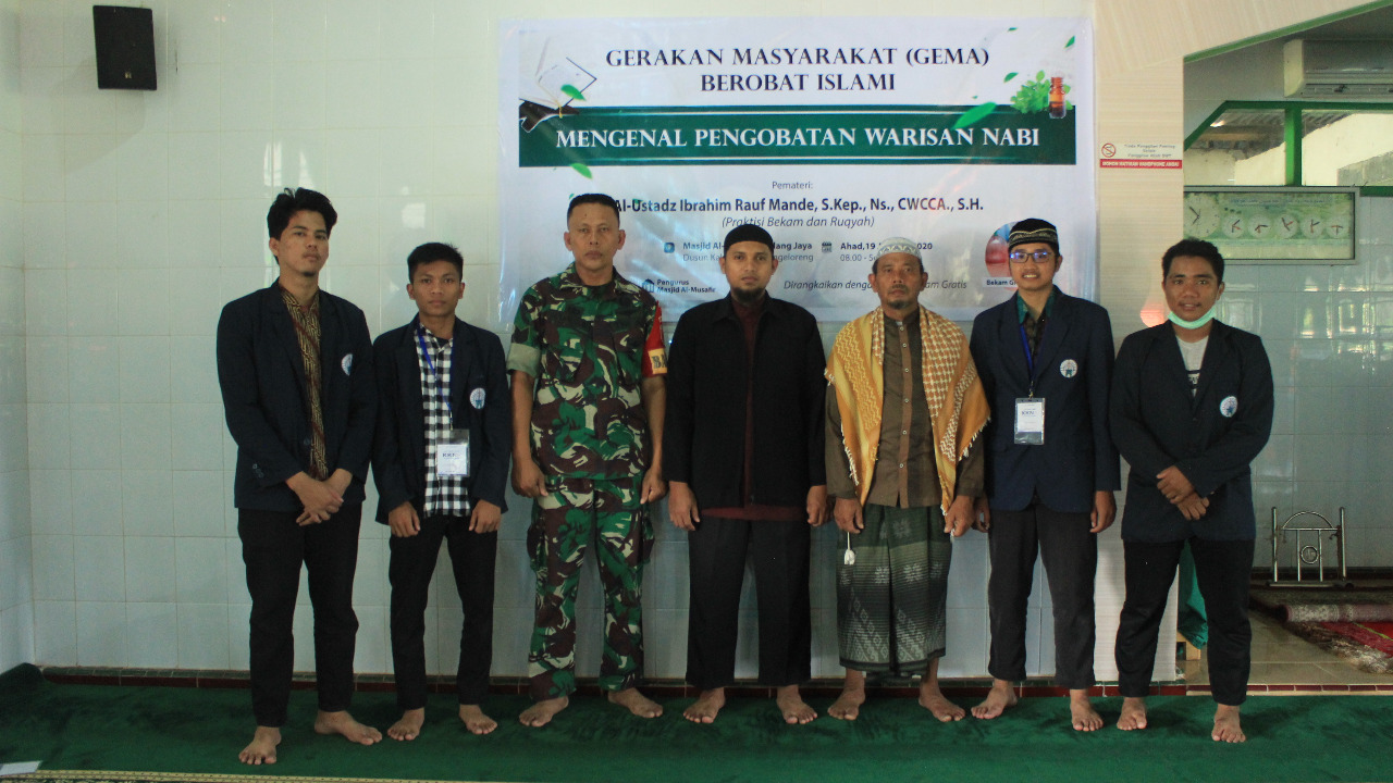 Mahasiswa KKN STIBA Kenalkan Metode Pengobatan Bekam kepada Masyarakat Mangeloreng