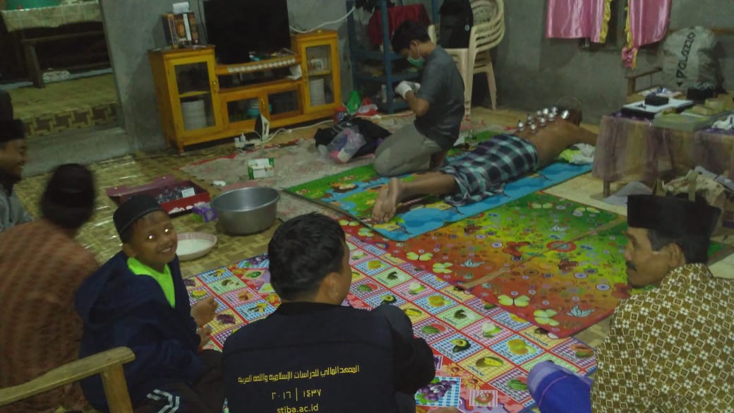 Jadi Program Favorit Warga, Camat Hingga Kepala-Kepala Dusun Jadi Pasien Bekam Mahasiswa KKN di Desa Manimbahoi