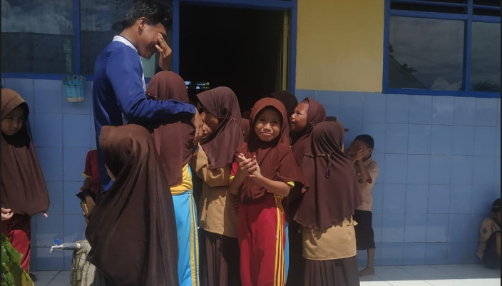 Mahasiswa KKN Terima Surat Perpisahan dari Para Siswa dan Santri Desa Minasabaji, Isinya Bikin Haru