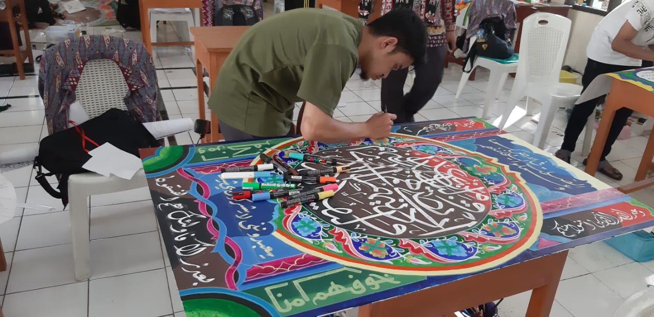 Jelang Wisuda, Alumni Ini Persembahkan Medali Emas Lomba Kaligrafi Tingkat Provinsi Sulawesi Utara