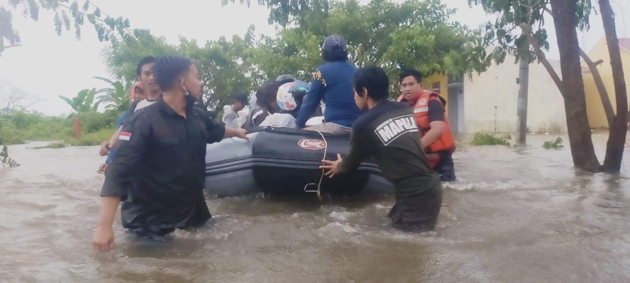 STIBA Nature Lovers Students (Mapala) Evacuate and Distribute Logistics for Flood Victims