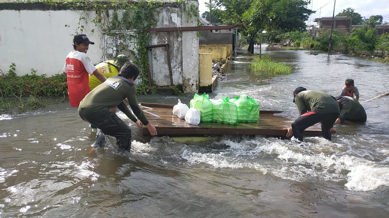 Hari Kedua Banjir, Tim Mapala STIBA Salurkan Bantuan untuk Korban Banjir
