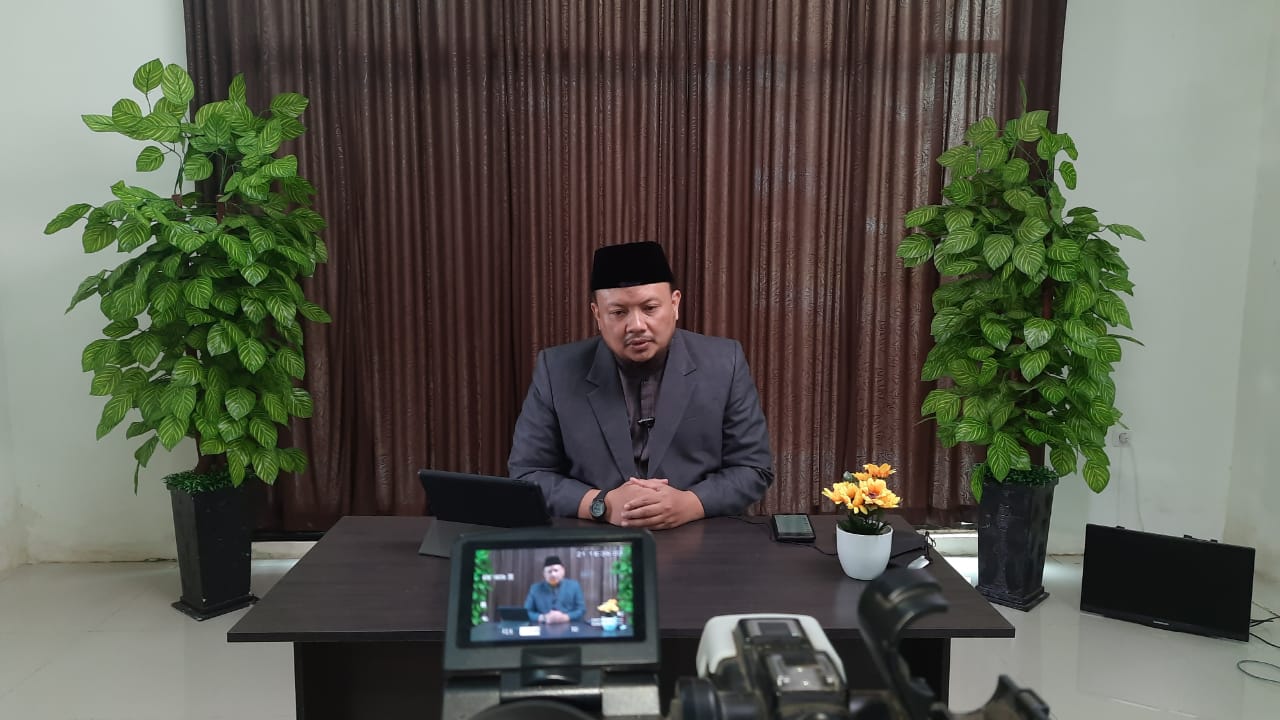 The Head of STIBA Symbolically Releases Students from Community Development Participation (KKN)