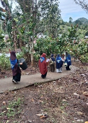 Tim KKN Mahasiswi Bantu Penyintas Gempa Sulbar kembali ke Rumah