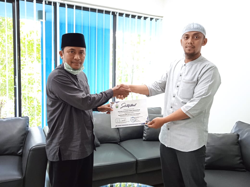 Alumni STIBA Makassar Serahkan Dana Bantuan Rp100 juta untuk Pembangunan Asrama Mahasiswi