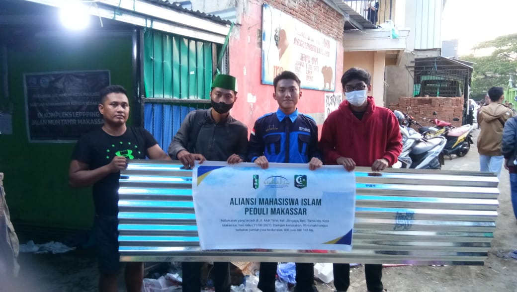 Gabung dalam Aliansi Mahasiswa Islam, Dema STIBA Makassar Salurkan Bantuan kepada Korban Bencana Kebakaran