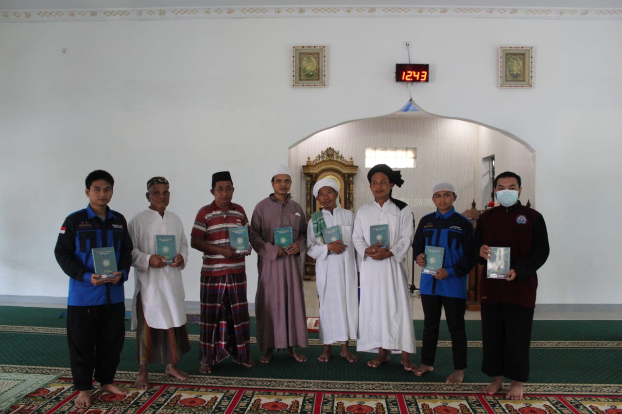 Empat Puluh Tahun Mengajar di Masjid, Imam Ini Terharu Dapat Bantuan Mushaf dari DEMA STIBA Makassar