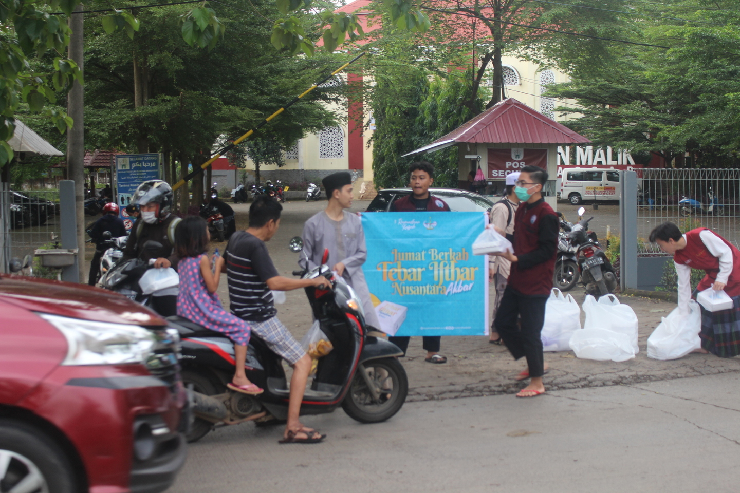 STIBA Terima 700 Paket Iftar dari Muslimah Wahdah Pusat