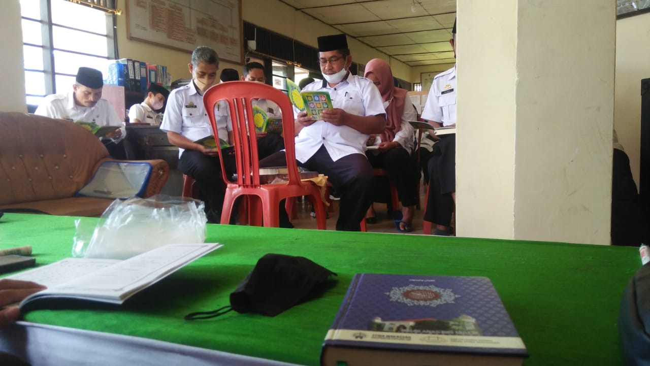 Mahasiswa KKN V STIBA Makassar Adakan Pengajaran Al-Qur’an untuk Aparat Kecamatan dan Lurah Setempat