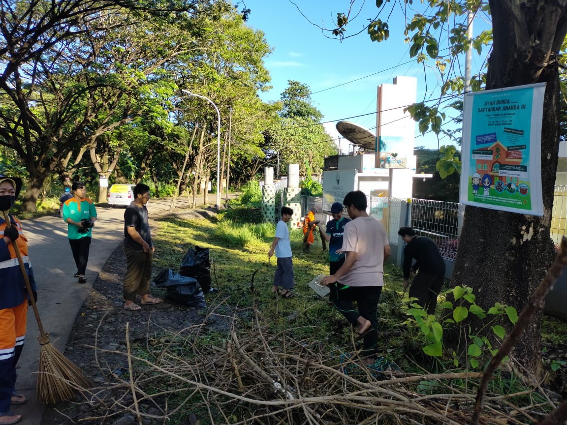 Bersama Masyarakat Setempat, Ratusan Mahasiswa STIBA Makassar Berpartisipasi dalam Kegiatan Sabtu Bersih