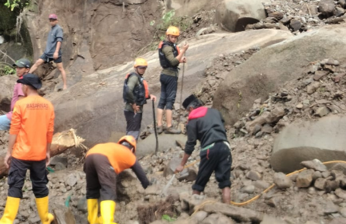 Mapala STIBA Makassar Evakuasi Korban Tanah Longsor