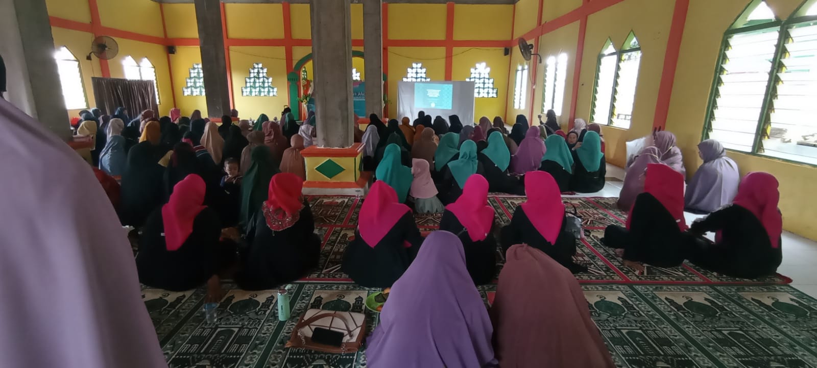 الطالبات المشتركات في العمل الاجتماعي السادس أنشأن الحلقات القرآنية في أربع قرى في منطقة مُنجونج لُوي