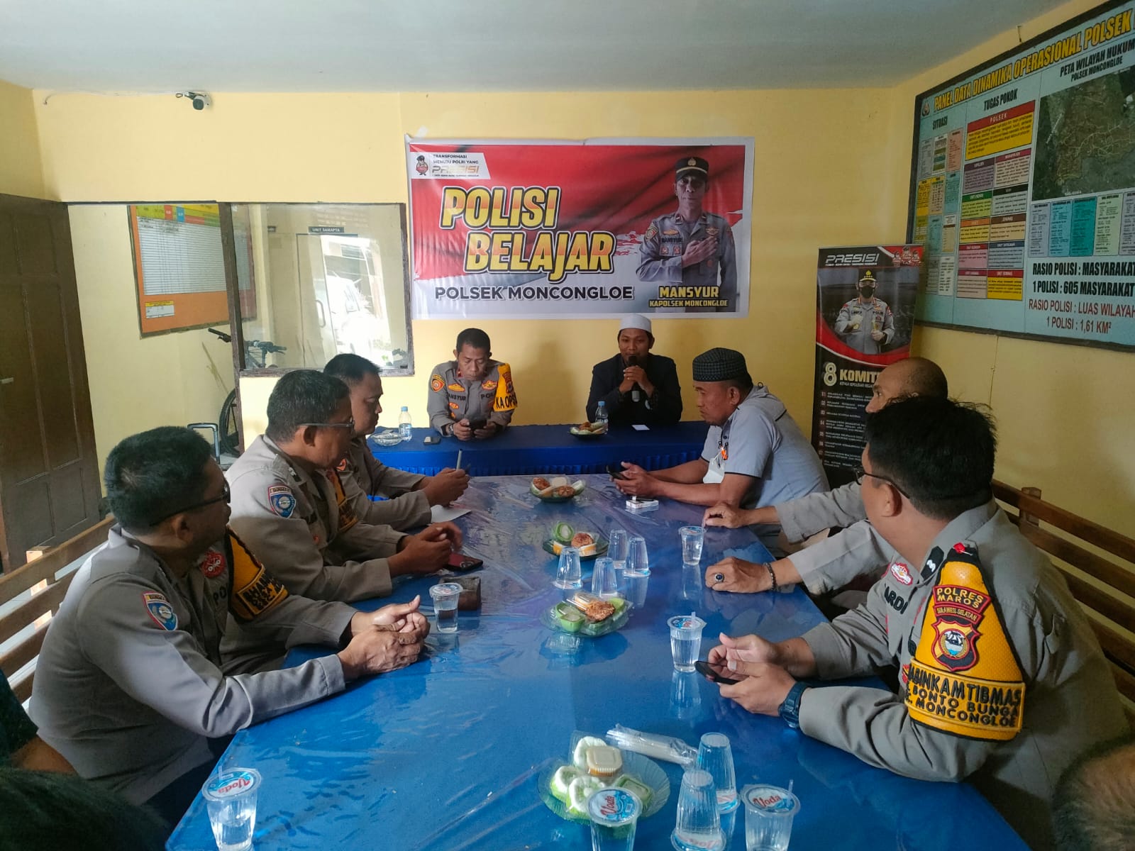 طلاب برنامج العمل الميداني (KKN) بالمعهد العالي للدراسات الإسلامية واللغة العربية (STIBA) مكسر يشاركون في النشاط الإجتماعي المسمى بـ “تعليم الشرطة “