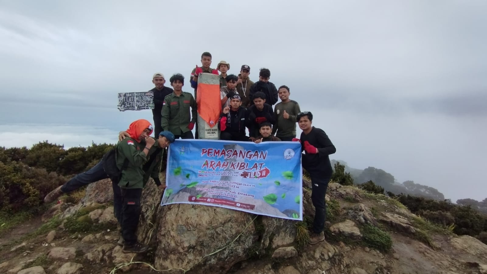 Mudahkan Ibadah Salat Bagi Pendaki Muslim, Mapala STIBA Ukur dan Pasang Penanda Arah Kiblat di Gunung Latimojong