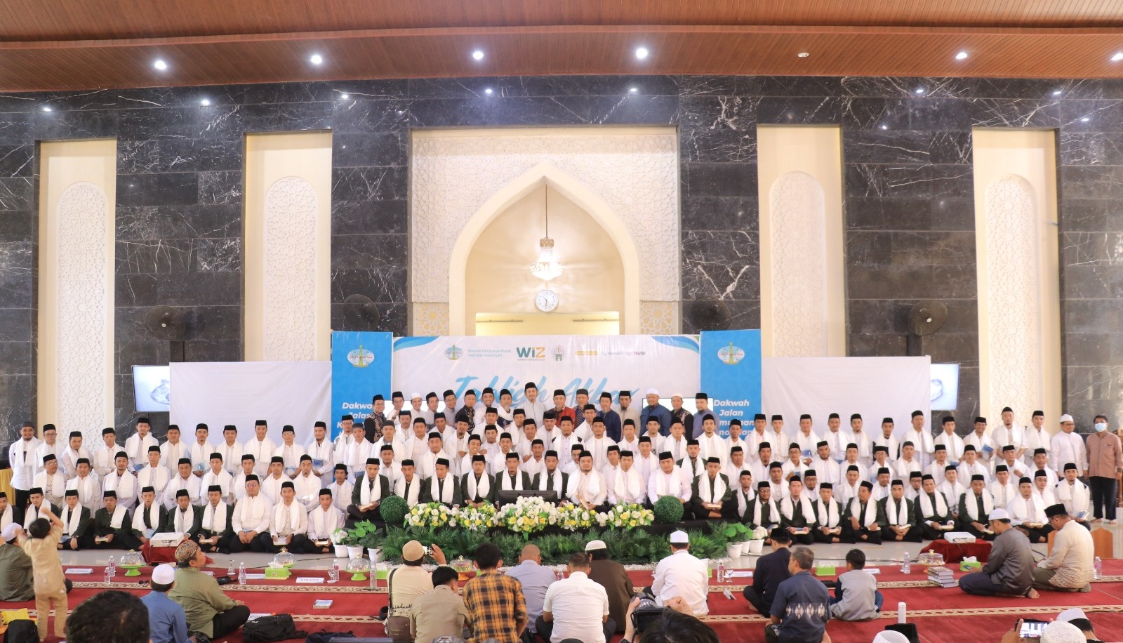 أرسلت جمعية الوحدة الإسلامية 261 خريج المعهد العالي للدراسات الإسلامية واللغة العربية (STIBA) مكسر إلى مختلف مناطق البلد