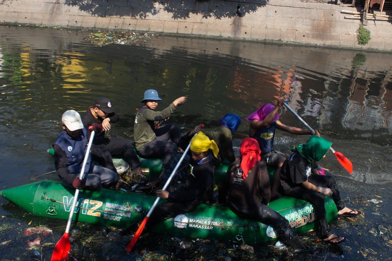 STIBA Makassar’s Nature Lovers (Mapala) Join Clean-Up Action at Jongaya Canal