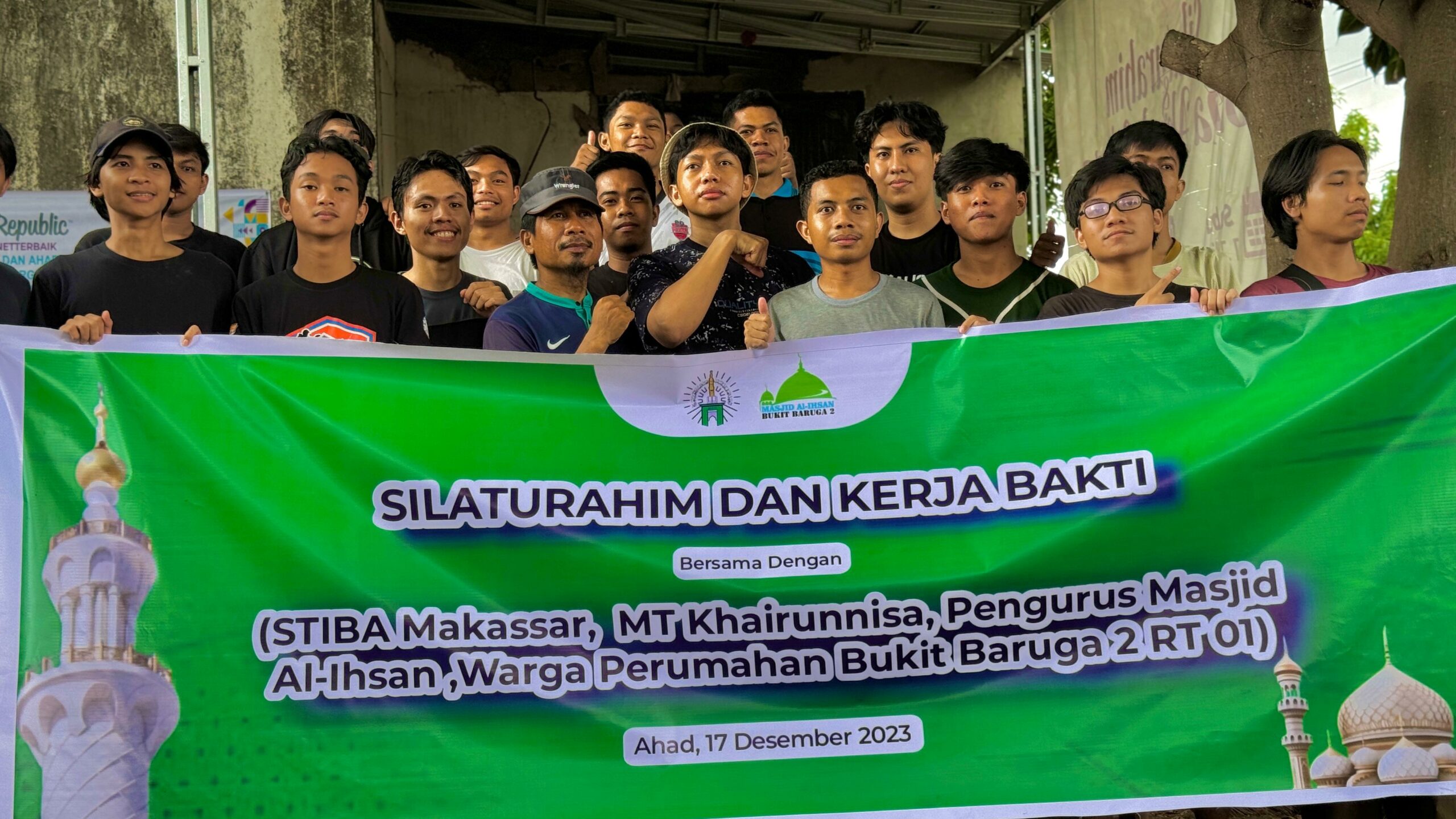 Kerja Bakti Mahasiswa STIBA Makassar dan Warga Perumahan Baruga II, Upaya Bersama Hadirkan Lingkungan Sehat