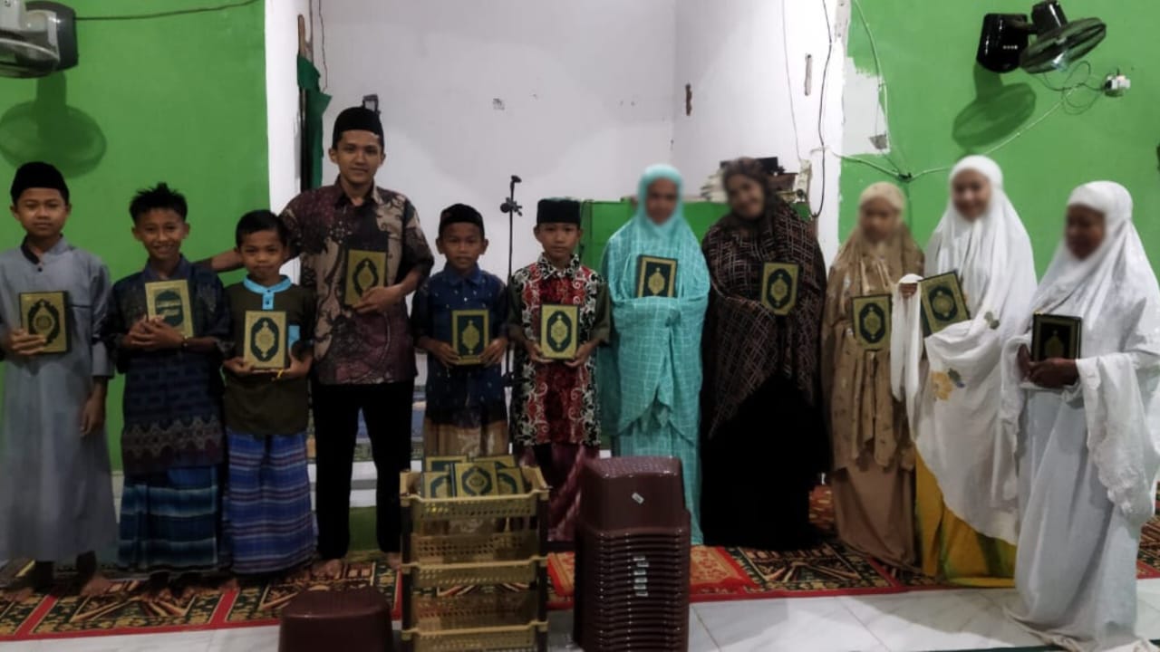 IKA STIBA Makassar Salurkan Donasi Al-Qur’an dan Perlengkapan Mengaji