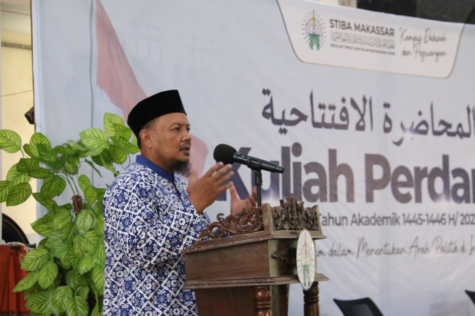 Delivering a Speech in the Inaugural Lecture, Chairman of STIBA Makassar Emphasizes the Importance of Change.