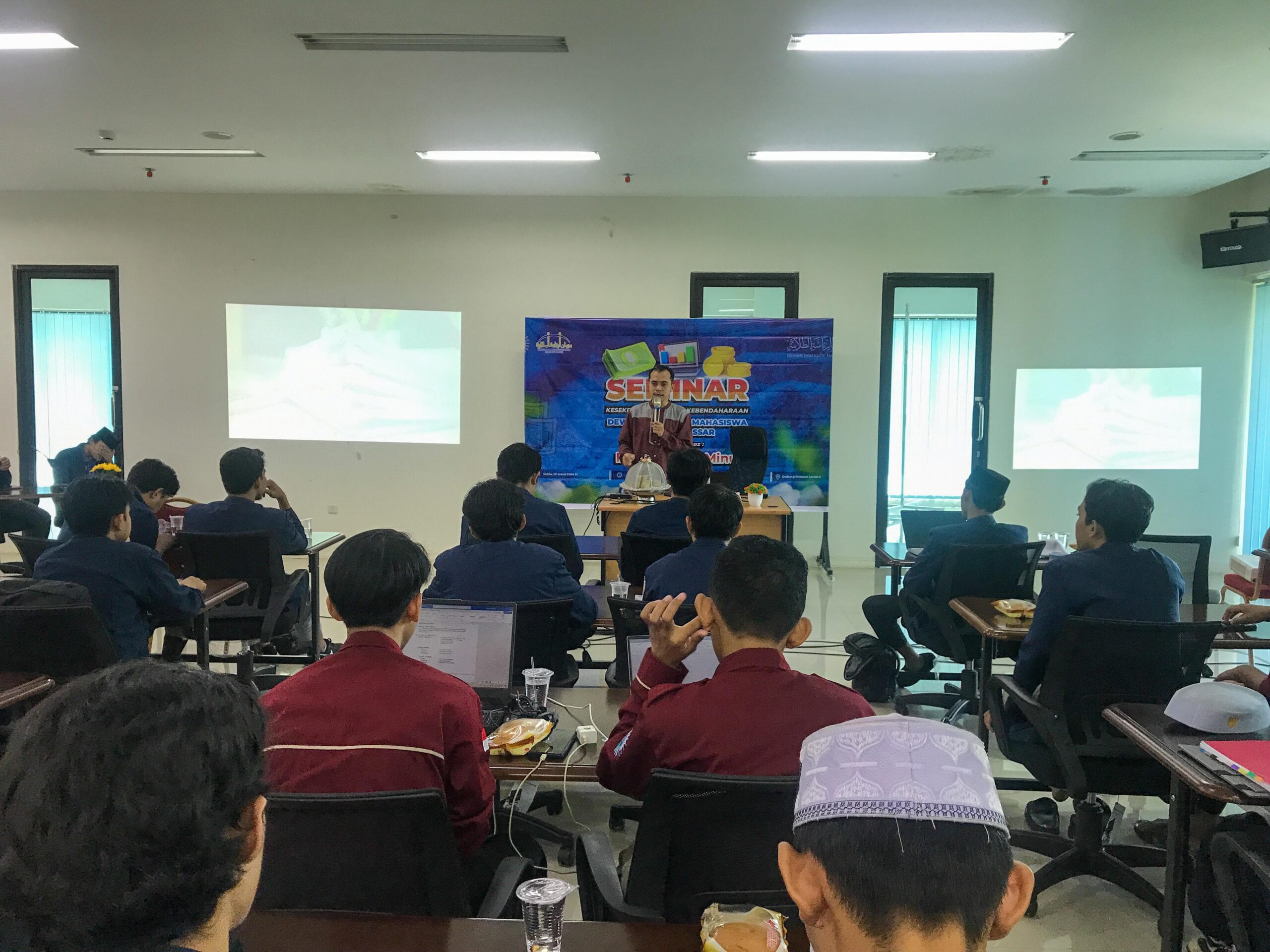 Seminar Dema STIBA Makassar Dorong Profesionalisme Sekretaris dan Bendahara Lembaga Kemahasiswaan