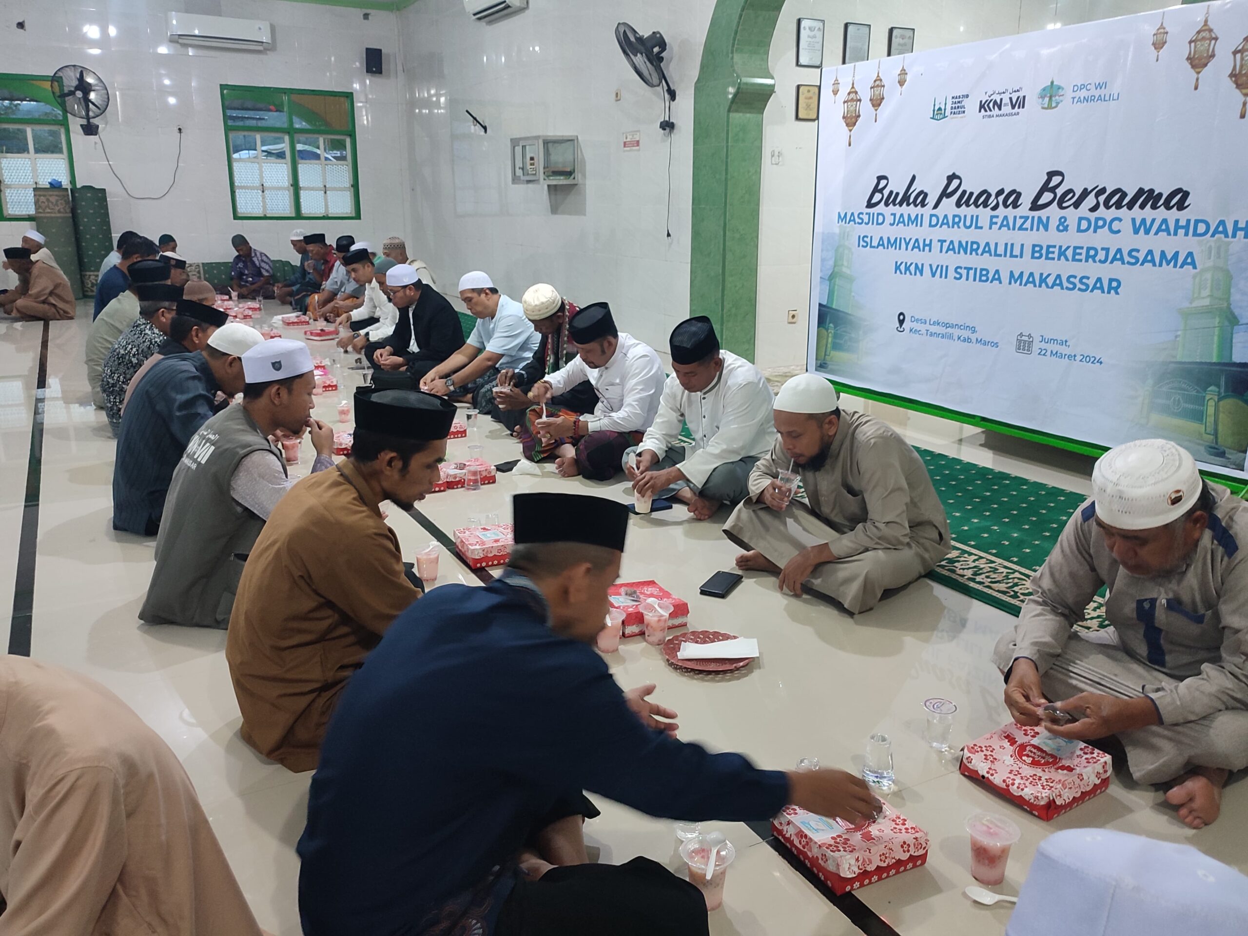 Kolaborasi KKN STIBA Makassar, Masjid Jami’ Darul Faizin, dan Wahdah Islamiyah Salurkan 1.000 Paket Buka Puasa di Tanralili