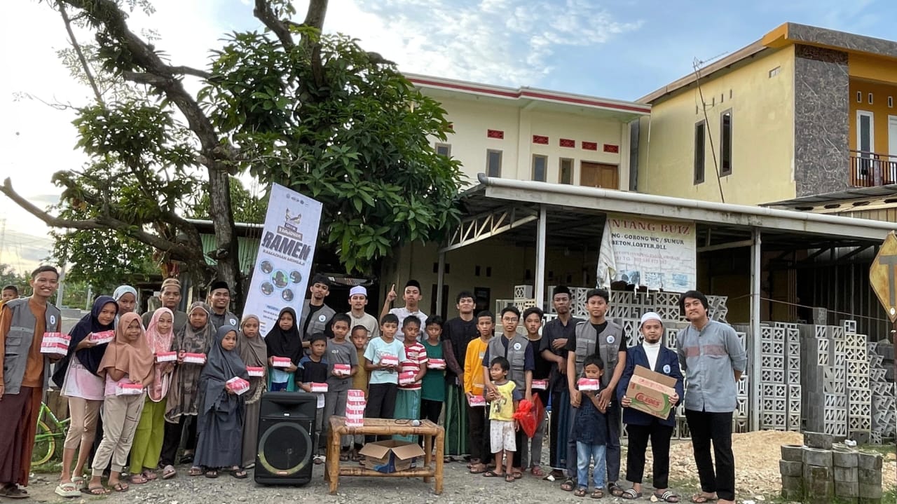 Digelar di Pasar, Ramadan Mengaji dan Tebar Iftar Kolaborasi Mahasiswa KKN Borong dan Allaere Berlangsung Semarak