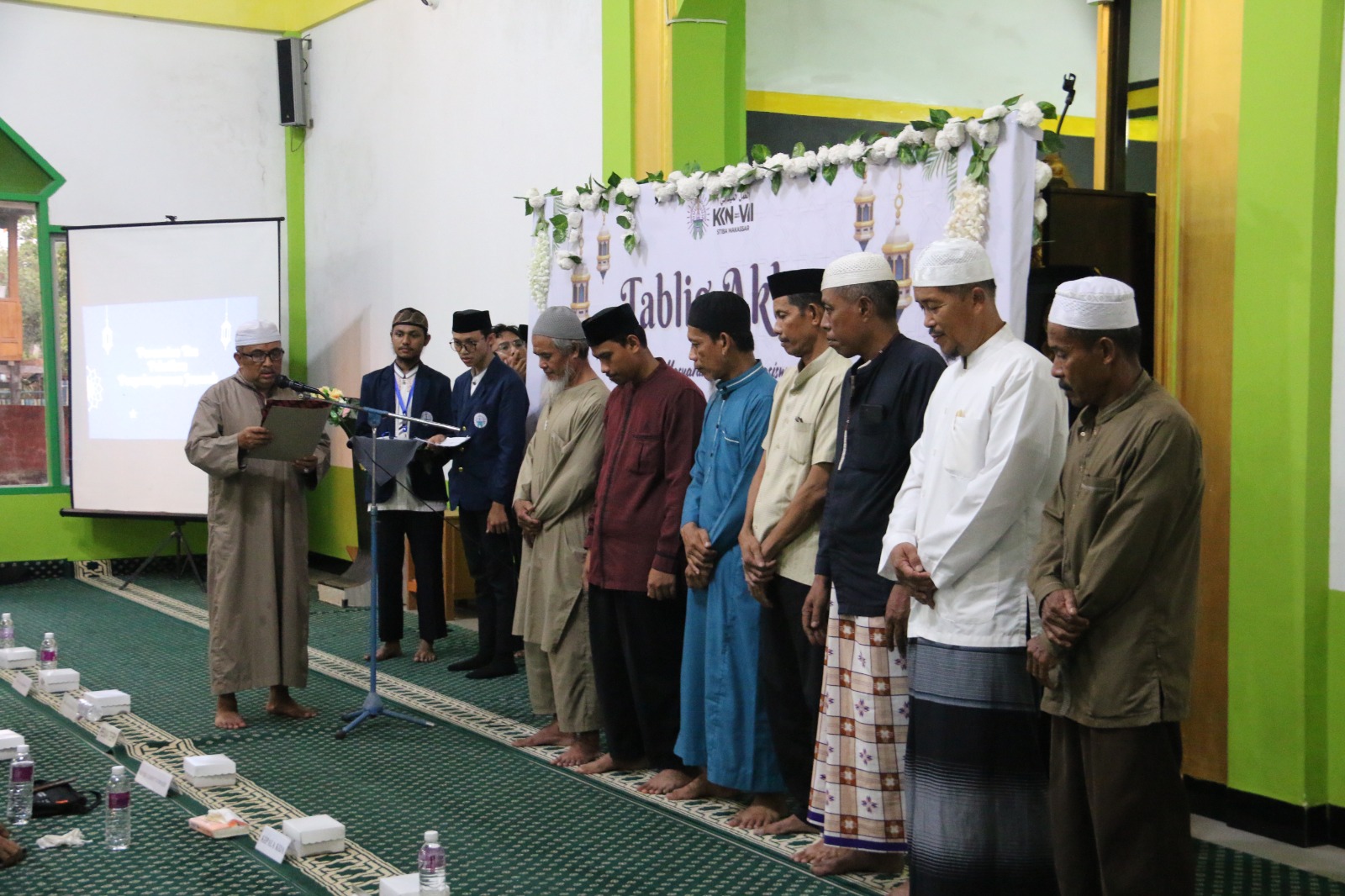 استطاع طلاب خدمة المجتمع STIBA Makassar، تكوين 41 فريقا لتجهيز الجنازة وتكفينها في منطقة تنراليلي