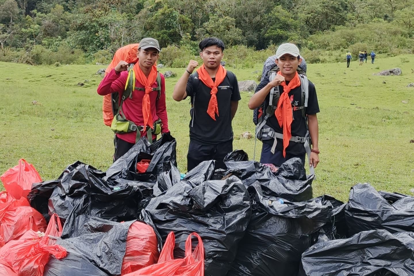 Mapala STIBA Makassar Bersihkan Lembah Ramma-Talung bersama 60 Relawan