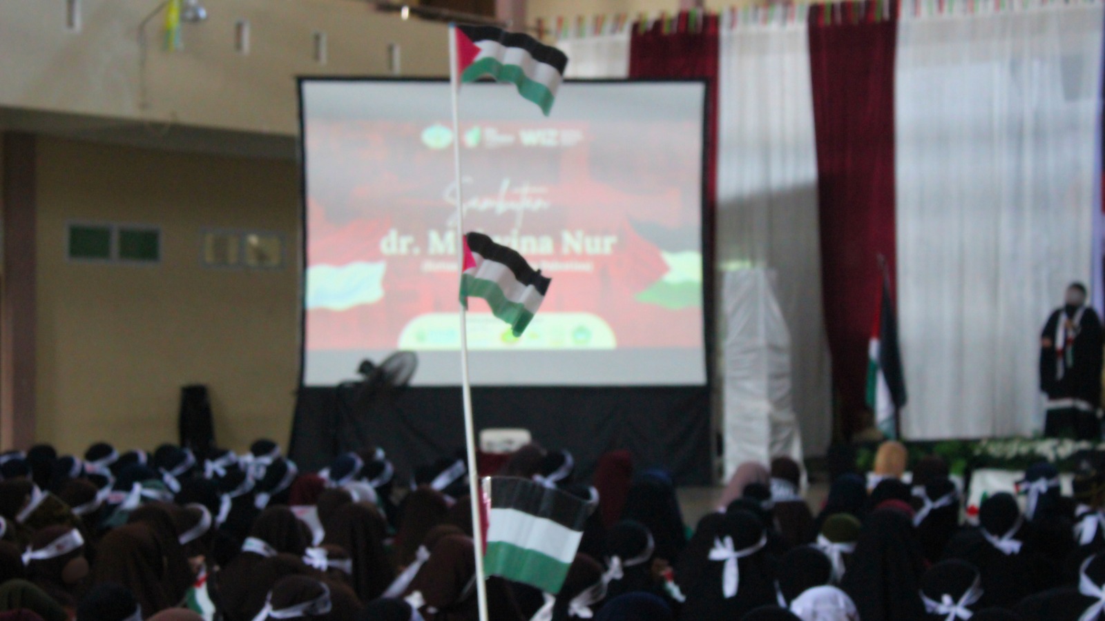 Dari Aula Gedung Aisyah STIBA Makassar, Ribuan Muslimah Makassar Bersatu Suarakan Solidaritas untuk Palestina: “Hentikan Genosida!”