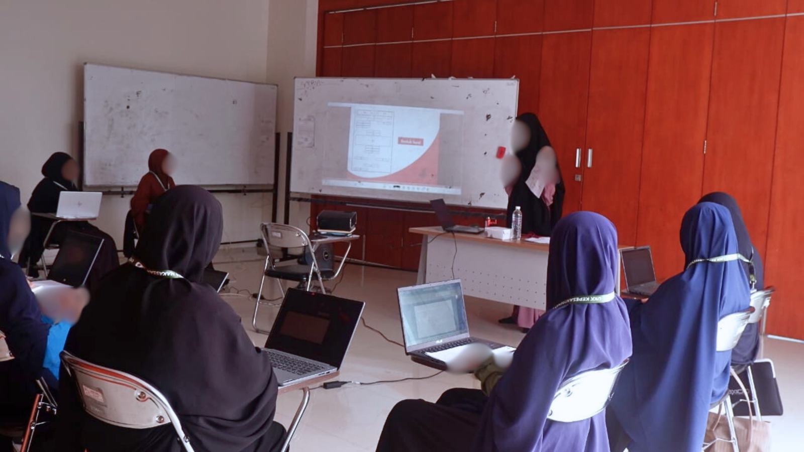 Keputrian Dema STIBA Makassar Tingkatkan Kualitas Kepenulisan Surat Melalui Pelatihan PADK