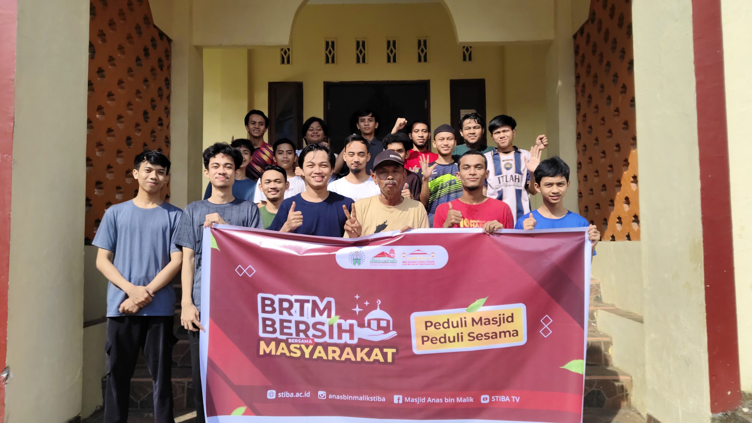 Aksi Peduli Masjid: BRTM STIBA Makassar Bersih-Bersih Bersama Masyarakat