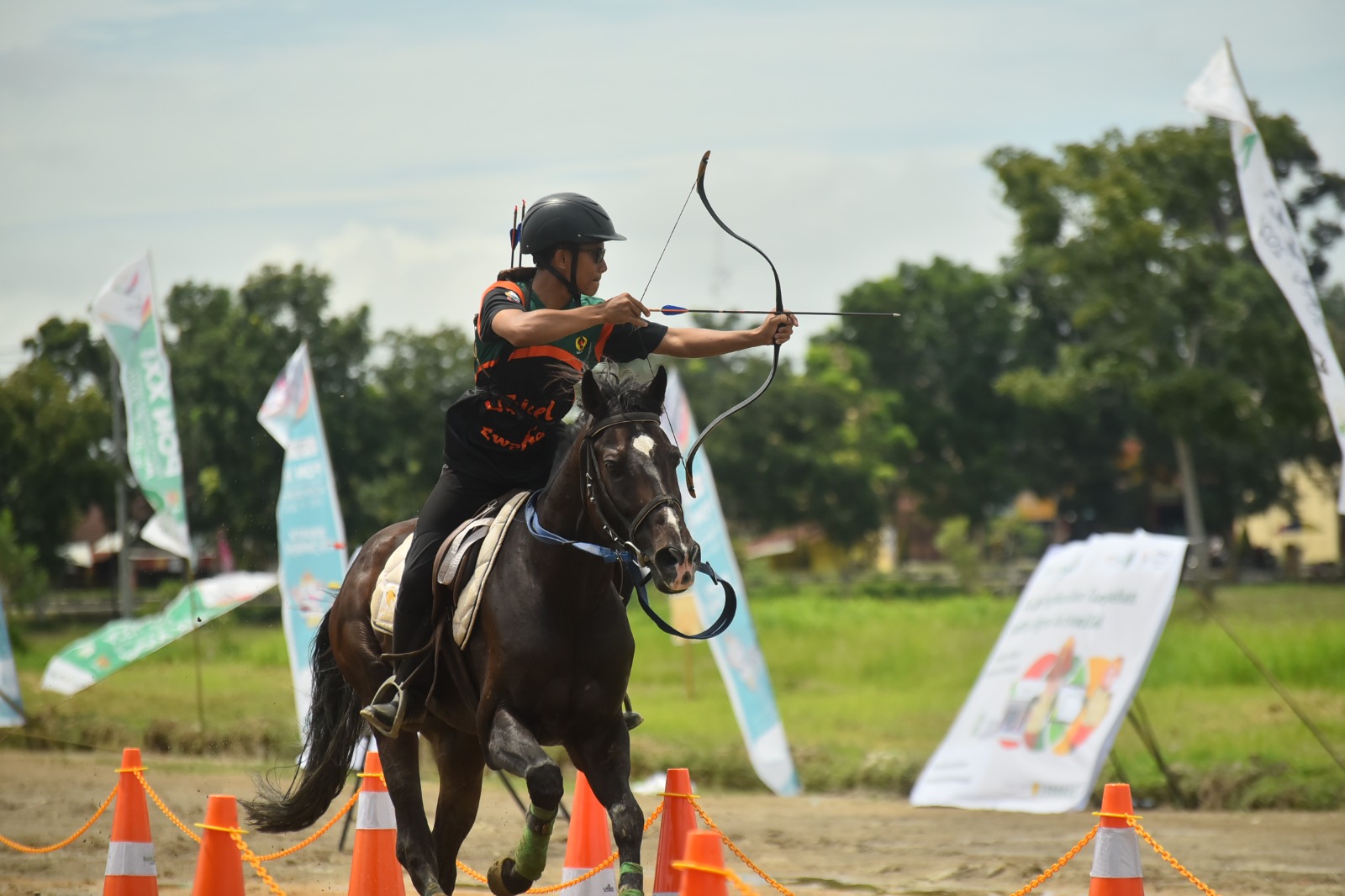 Mahasiswa STIBA Makassar Turut Bersaing di Ajang Ekshibisi Berkuda Memanah PON XXI
